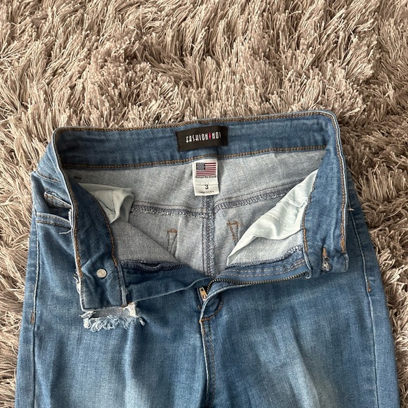 Distressed blue jeans - Picture 8 of 8